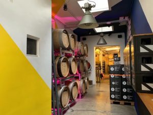 Pasillo de la tienda a la fábrica de Brussels Beer Project