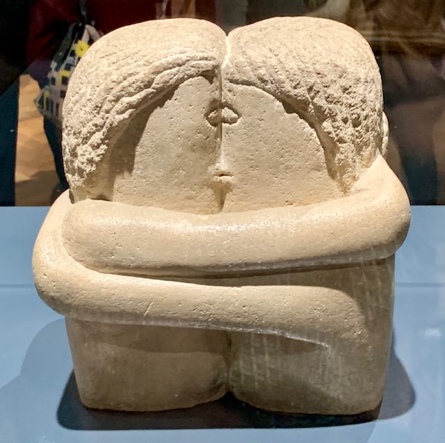 Obra "El beso" en la exposición sobre Brâncusi en Bruselas, diciembre 2019