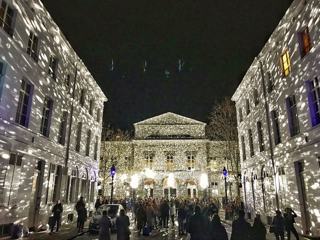 Bright Brussels calle luces blancas