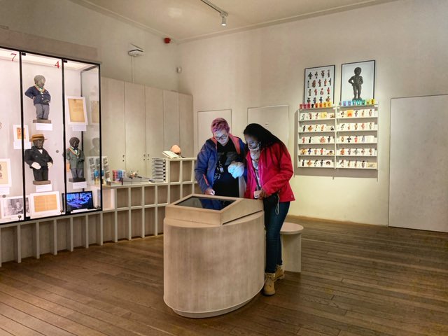 Manneken Pis museo con vitrina y ordenador